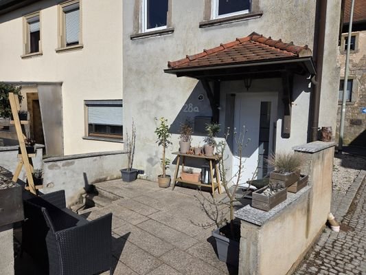 Zugang Wohnhaus mit Sitzgelegenheit außen