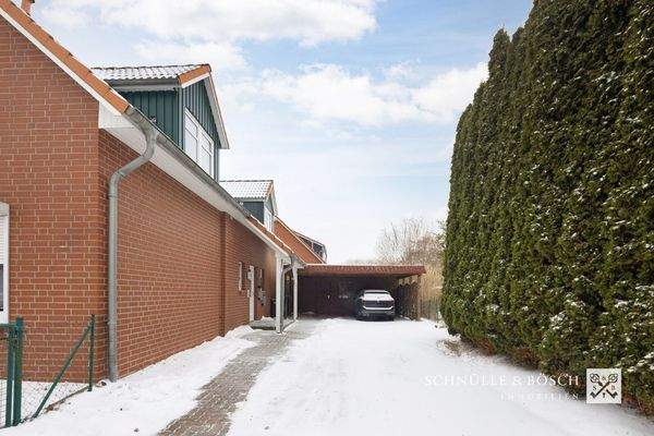 Auffahrt mit Doppelcarport