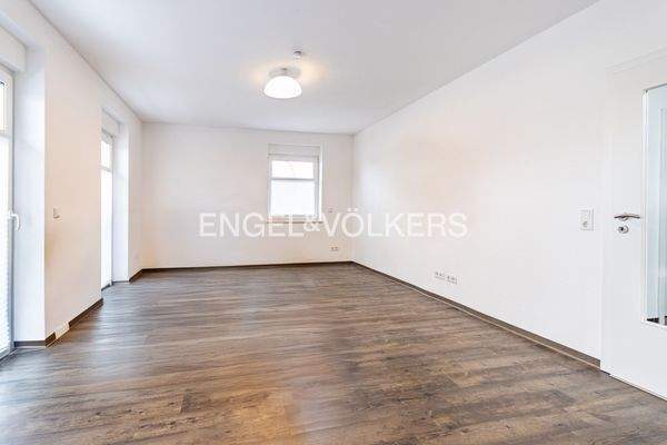 Blick aus der Küche in den Wohnbereich