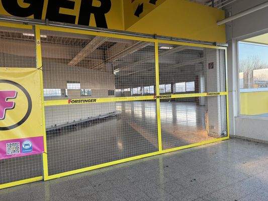 Eingang zur hellen und riesigen Verkaufsfläche