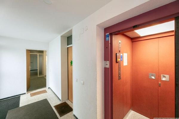 Treppenhaus I Wohnungseingang + Aufzug