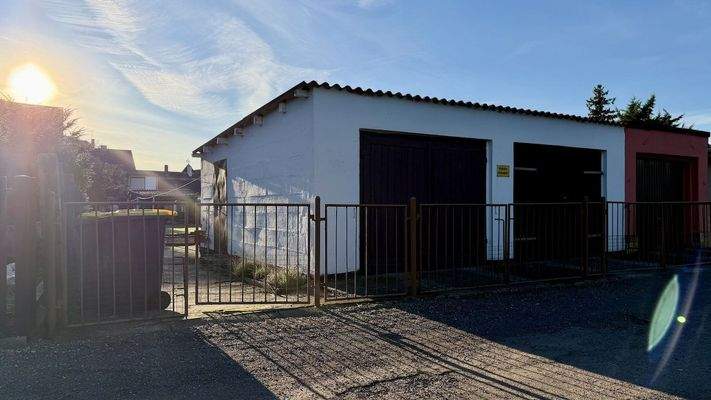 Garagen und Zugang zum Garten