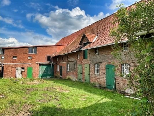 Stallungen und Gartenansicht