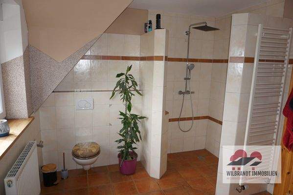 ...und ebenerdiger Dusche