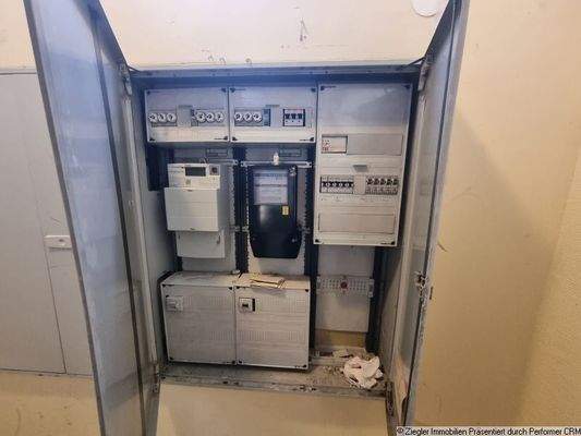 21 Vorderhaus Stromzählerschrank 1