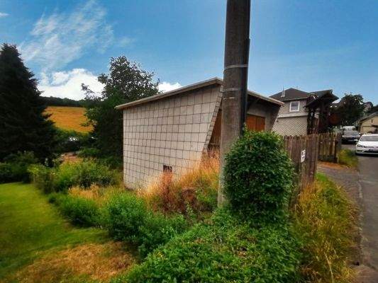 Seitenansicht mit Anliegerstraße