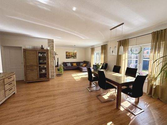 Blick ins Wohn-Esszimmer mit Zugang zur Terrasse