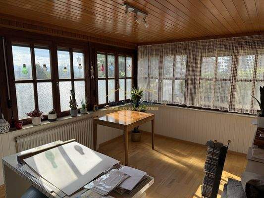 Lichtdurchflutetes Zimmer