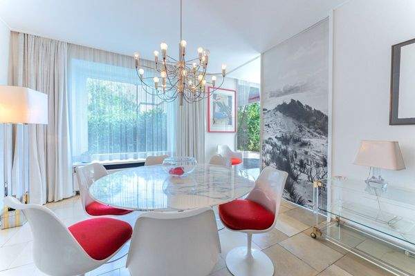 Esszimmer mit teils geschlossener Trennwand