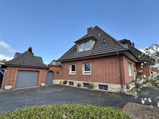 Hausansicht und Garage