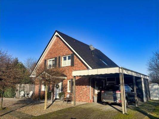 Strassenansicht mit Carport