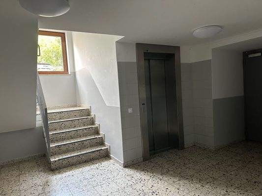 Hauseingang Fahrstuhl.jpg