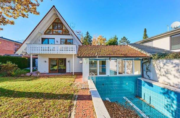 Swimming Pool mit Gartenansicht