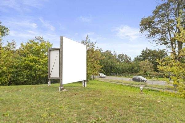 Werbeplakate an der Bundesstraße