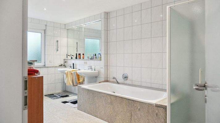 2. Badezimmer mit Whirlpool Badewanne - Dusche - 2 Waschbecken