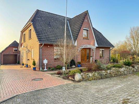 3. Zufahrt und Haupteingang.jpg