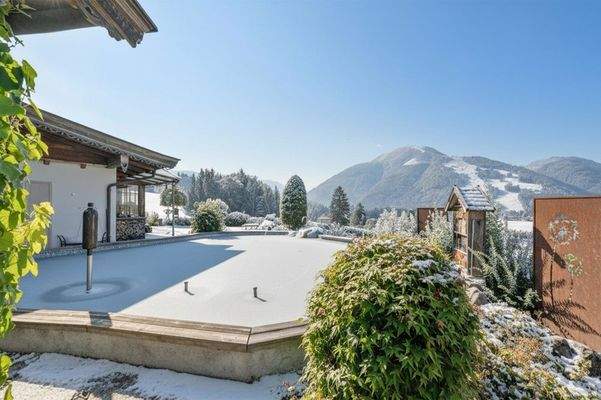 Tirol-St.-Johann-Kössen-Haus-Aussenansicht-Naturpool-Terrasse-Winter