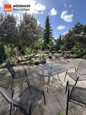 Blick von der Terrasse in den Garten