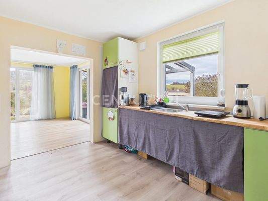 Große Küche mit Blick in den Garten