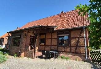 rückwärtige Hausansicht mit Eingangsbereich 