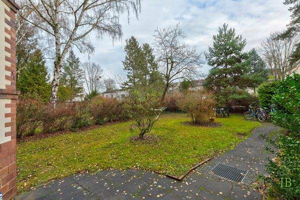 grüner Hof mit Gemeinschaftsbereich