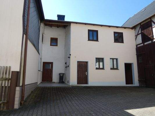 Verbindungsbau mit mehreren Eingängen zu Wirtschaftsräumen