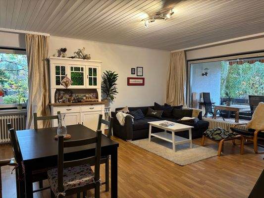 Wohnzimmer mit Balkonzugang