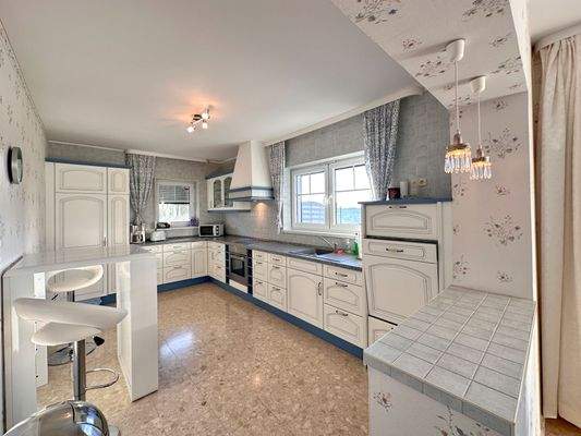 Große Küche mit Sitzgelegenheit