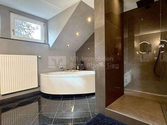 Bad und Dusche mit Fenster