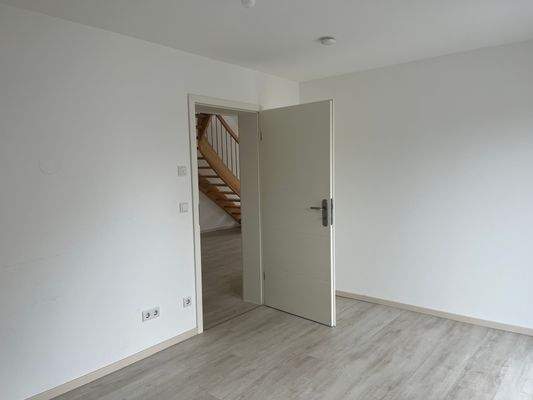 Kinderzimmer mit Blick in den Flur.JPG