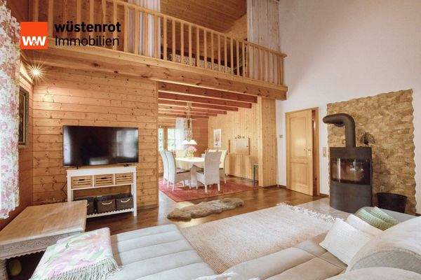 Haupthaus: Wohn- und Essbereich mit offener Galerie