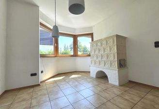 Helles Esszimmer mit Erker und Kachelofen