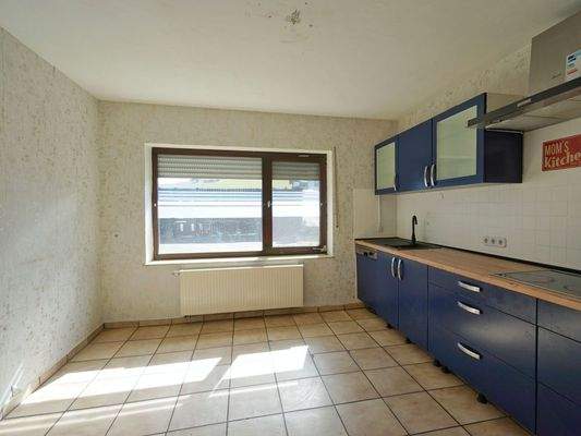 Küche mit Abstellraum