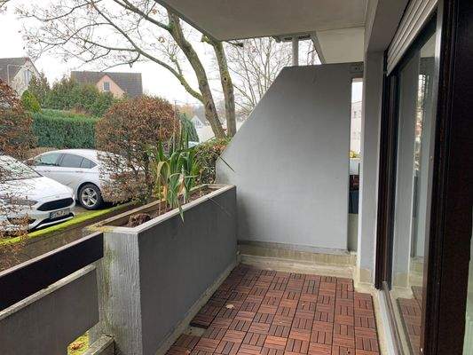 7. Loggia mit Blumenkasten und Holzbelag