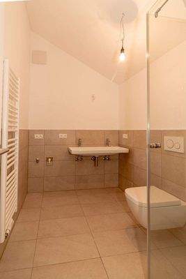 Bad 2 Innenliegend mit Dusche