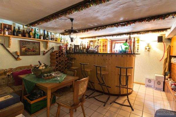 KG: Gemütliche Kellerbar