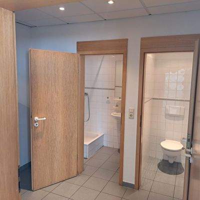 Umkleideraum, Dusche, WC 2