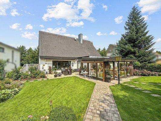 Blick aufs Haus aus dem Garten