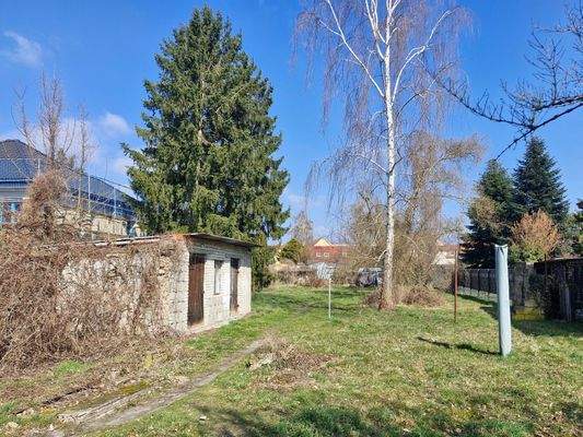 Gartenhäuschen auf dem hinteren Grundstücksteil