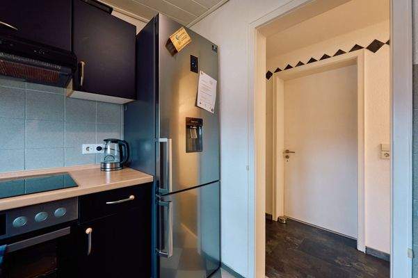 Küche mit Einbauküche und Blick zum Flur 