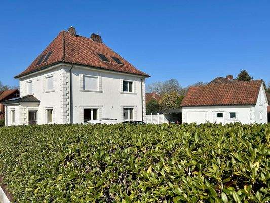 Hausansicht mit Nebengebäude (Garage mit Geräteraum)