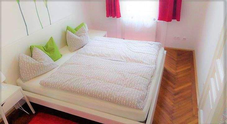 Schlafzimmer mit Doppelbett