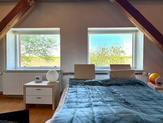 Schlafzimmer mit Deichblick