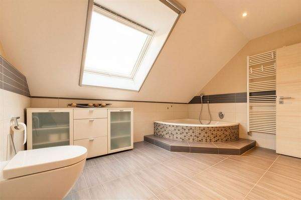 ausgestattet mit Wanne, Dusche und WC