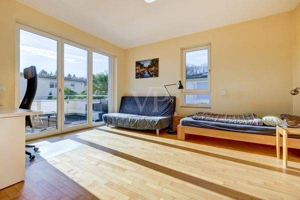 Kinderzimmer mit Terrassenzugang oben