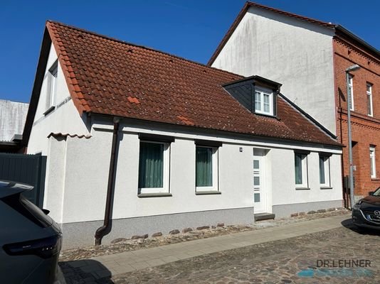 Straßenansicht mit Giebel