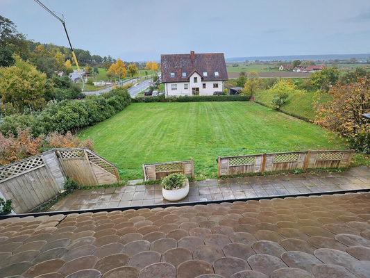 Blick auf den Garten aus dem Obergeschoss.png