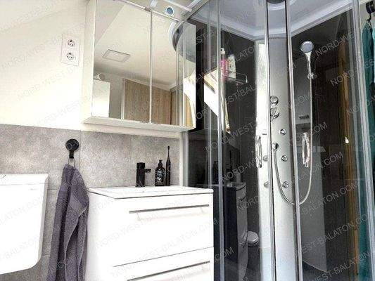 Bad mit Dusche im OG
