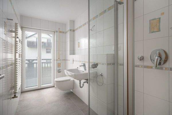 Helles Bad mit Dusche im OG