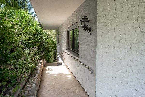 Sep. Zugang zum Dachgeschoss